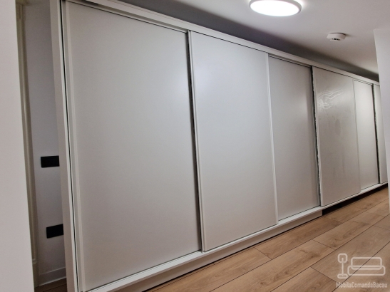 Dressing în mansardă cu uși glisante hafele, pal alb – Bacău, 5500 mm