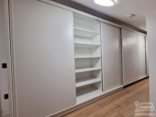 Dressing în mansardă cu uși glisante hafele, pal alb – Bacău, 5500 mm