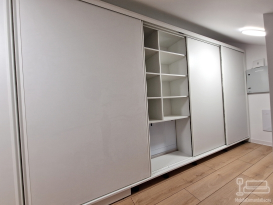 Dressing în mansardă cu uși glisante hafele, pal alb – Bacău, 5500 mm