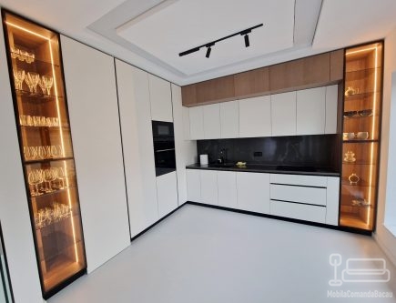 Bucătărie mdf vopsit & furniruit pe colț, 6900 mm – blat/contrablat din quartz, mânere gola negre, cămară integrată