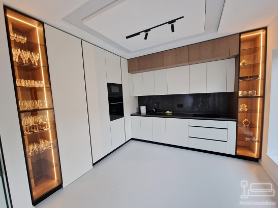 Bucătărie mdf vopsit & furniruit pe colț, 6900 mm – blat/contrablat din quartz, mânere gola negre, cămară integrată