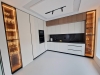 Bucătărie mdf vopsit & furniruit pe colț, 6900 mm – blat/contrablat din quartz, mânere gola negre, cămară integrată