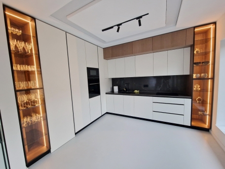 Bucătărie mdf vopsit & furniruit pe colț, 6900 mm – blat/contrablat din quartz, mânere gola negre, cămară integrată
