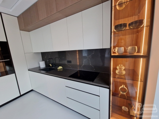 Bucătărie mdf vopsit & furniruit pe colț, 6900 mm – blat/contrablat din quartz, mânere gola negre, cămară integrată