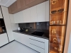 Bucătărie mdf vopsit & furniruit pe colț, 6900 mm – blat/contrablat din quartz, mânere gola negre, cămară integrată