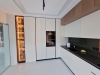 Bucătărie mdf vopsit & furniruit pe colț, 6900 mm – blat/contrablat din quartz, mânere gola negre, cămară integrată