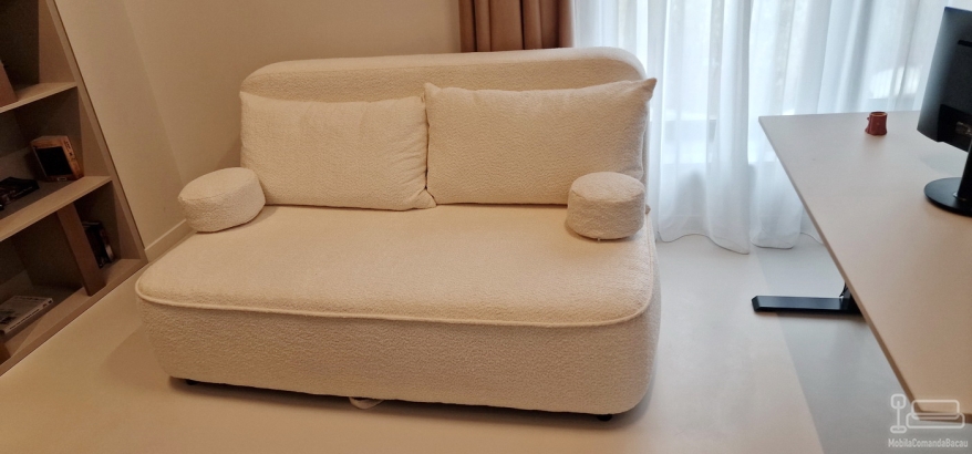 Mobilier cameră birou – bibliotecă, birou electric reglabil, canapea extensibilă, corp bibliorafturi