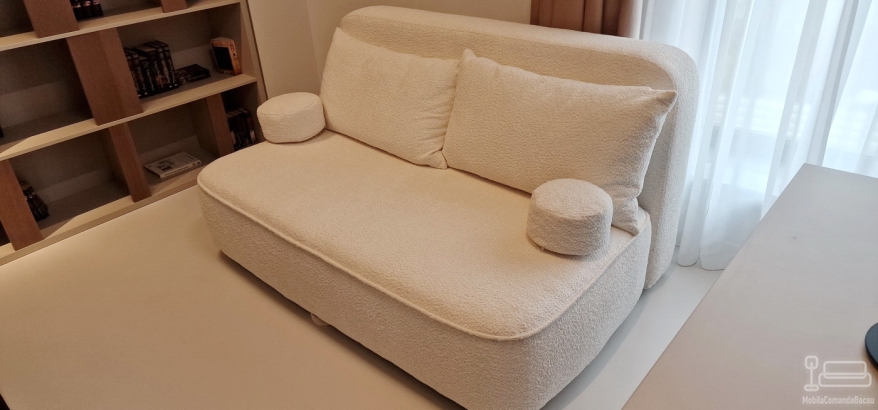 Mobilier cameră birou – bibliotecă, birou electric reglabil, canapea extensibilă, corp bibliorafturi
