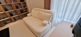 Mobilier cameră birou – bibliotecă, birou electric reglabil, canapea extensibilă, corp bibliorafturi
