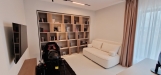 Mobilier cameră birou – bibliotecă, birou electric reglabil, canapea extensibilă, corp bibliorafturi