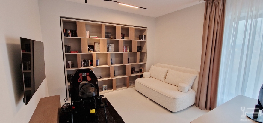 Mobilier cameră birou – bibliotecă, birou electric reglabil, canapea extensibilă, corp bibliorafturi