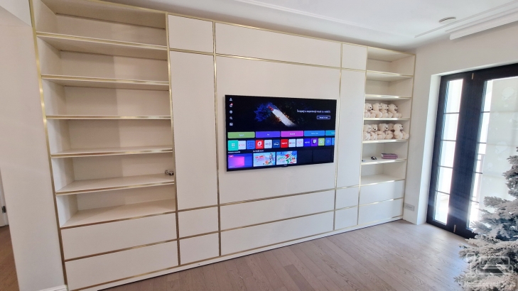 Mobilier living tip bibliotecă din MDF vopsit cu canturi aurii și iluminare LED – 4100 mm, Vrancea