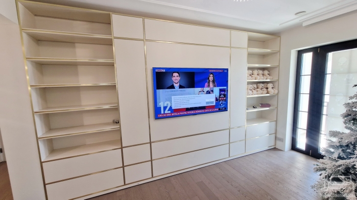 Mobilier living tip bibliotecă din MDF vopsit cu canturi aurii și iluminare LED – 4100 mm, Vrancea