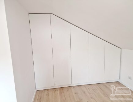 Dressing mansardă la comandă – PAL, 2.740 × 550 × 2.230 mm, Traian (Bacău)