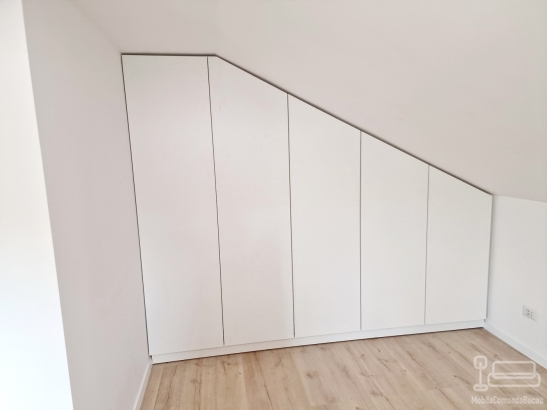 Dressing mansardă la comandă – PAL, 2.740 × 550 × 2.230 mm, Traian (Bacău)