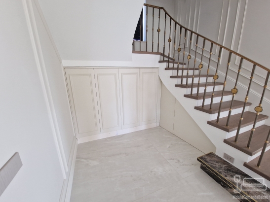 Mobilier hol sub scară din MDF vopsit, cu profile duropolimer și feronerie Blum – Vrancea