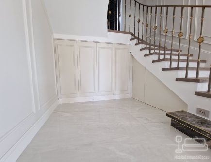 Mobilier hol sub scară din MDF vopsit, cu profile duropolimer și feronerie Blum – Vrancea