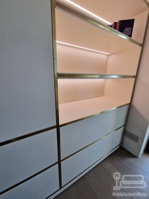 Mobilier living tip bibliotecă din MDF vopsit cu canturi aurii și iluminare LED – 4100 mm, Vrancea
