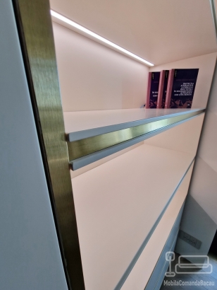 Mobilier living tip bibliotecă din MDF vopsit cu canturi aurii și iluminare LED – 4100 mm, Vrancea