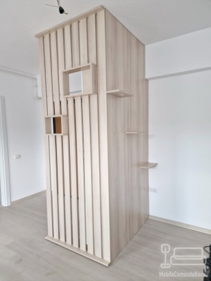 Mobilier hol cu riflaje și oglindă – pal melaminat, feronerie Blum (București)