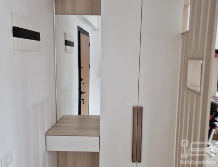 Mobilier hol cu riflaje și oglindă – pal melaminat, feronerie Blum (București)