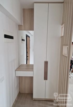 Mobilier hol cu riflaje și oglindă – pal melaminat, feronerie Blum (București)