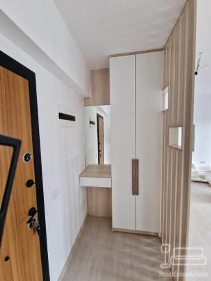 Mobilier hol cu riflaje și oglindă – pal melaminat, feronerie Blum (București)