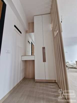 Mobilier hol cu riflaje și oglindă – pal melaminat, feronerie Blum (București)