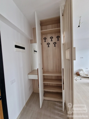 Mobilier hol cu riflaje și oglindă – pal melaminat, feronerie Blum (București)