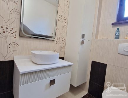 Mobilier baie din MDF vopsit cu riflaj și feronerie Blum