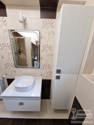 Mobilier baie din MDF vopsit cu riflaj și feronerie Blum