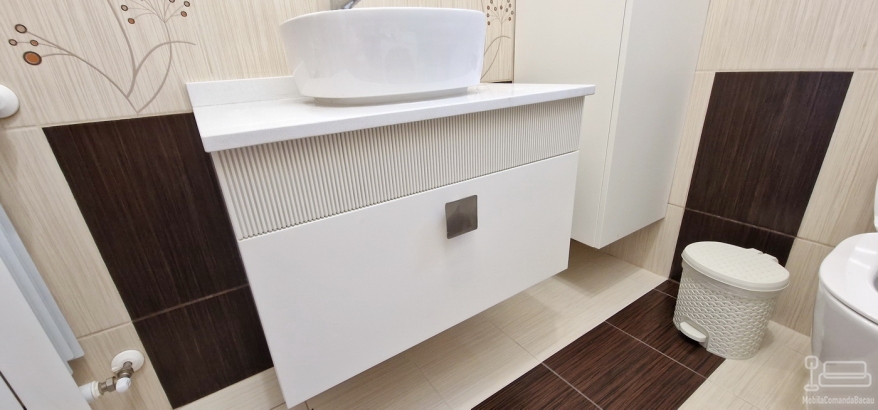 Mobilier baie din MDF vopsit cu riflaj și feronerie Blum