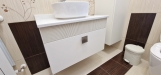 Mobilier baie din MDF vopsit cu riflaj și feronerie Blum