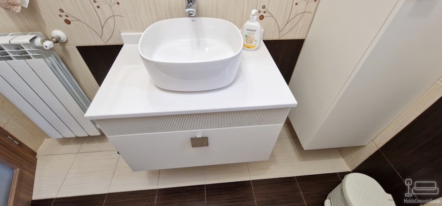 Mobilier baie din MDF vopsit cu riflaj și feronerie Blum
