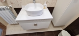 Mobilier baie din MDF vopsit cu riflaj și feronerie Blum
