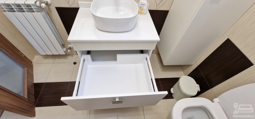 Mobilier baie din MDF vopsit cu riflaj și feronerie Blum