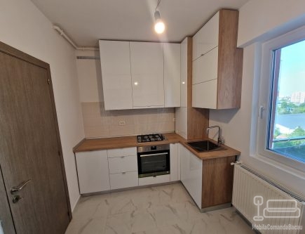 Bucătărie din PAL melaminat cu blat termorezistent și feronerie Blum – montaj în București
