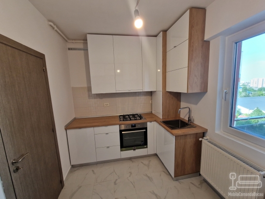 Bucătărie din PAL melaminat cu blat termorezistent și feronerie Blum – montaj în București
