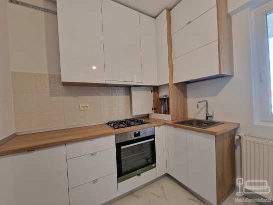 Bucătărie din PAL melaminat cu blat termorezistent și feronerie Blum – montaj în București