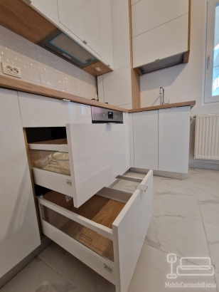 Bucătărie din PAL melaminat cu blat termorezistent și feronerie Blum – montaj în București