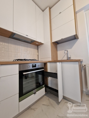 Bucătărie din PAL melaminat cu blat termorezistent și feronerie Blum – montaj în București