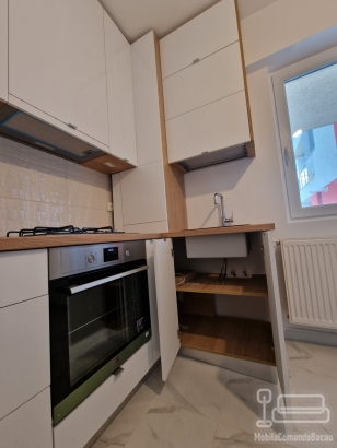 Bucătărie din PAL melaminat cu blat termorezistent și feronerie Blum – montaj în București