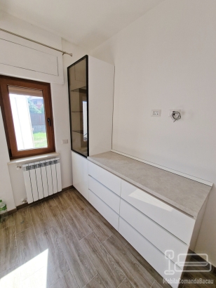 Bucătărie mdf perfect sense, 4650 mm – feronerie blum & masă extensibilă în sertar, adjud
