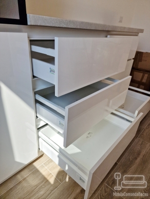 Bucătărie mdf perfect sense, 4650 mm – feronerie blum & masă extensibilă în sertar, adjud