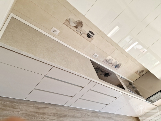 Bucătărie mdf perfect sense, 4650 mm – feronerie blum & masă extensibilă în sertar, adjud
