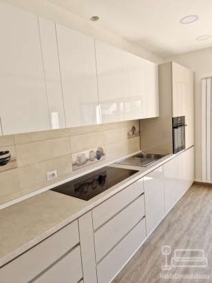 Bucătărie mdf perfect sense, 4650 mm – feronerie blum & masă extensibilă în sertar, adjud