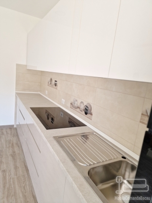 Bucătărie mdf perfect sense, 4650 mm – feronerie blum & masă extensibilă în sertar, adjud