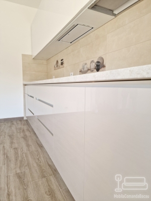 Bucătărie mdf perfect sense, 4650 mm – feronerie blum & masă extensibilă în sertar, adjud