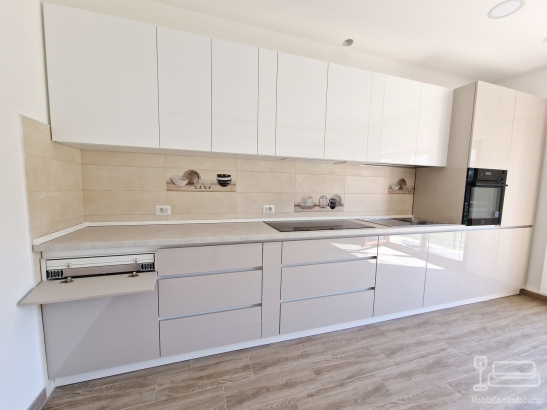 Bucătărie mdf perfect sense, 4650 mm – feronerie blum & masă extensibilă în sertar, adjud