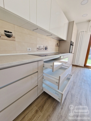 Bucătărie mdf perfect sense, 4650 mm – feronerie blum & masă extensibilă în sertar, adjud